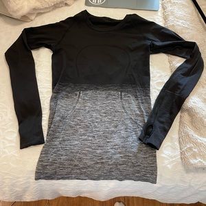Lulu lemon long sleeve top. Size 6. Black and gray